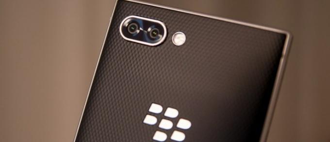 „BlackBerry Key2“ apžvalga (į rankas): praeities sprogimas, kurio niekam tikrai nereikia