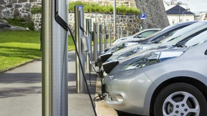 most_uk_cars_must_be_electric_by_2030_climate_change_watchdog_tells_government_-_2