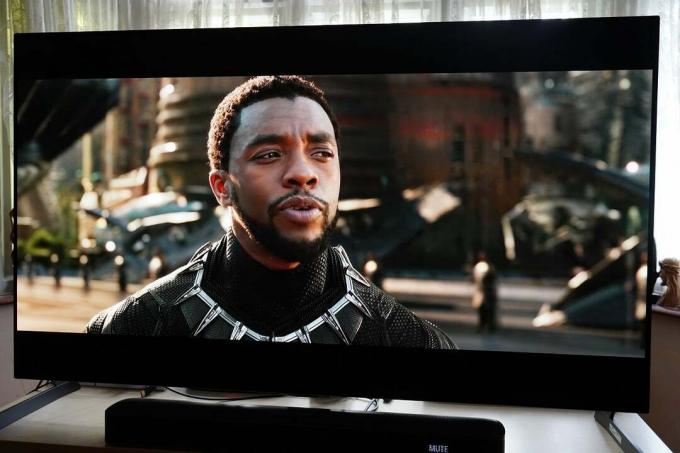 تلفزيون LG G1 OLED Black Panther Dolby Vision IQLG G1 OLED يعرض فيلمًا ويظهر وضع النمر الأسود