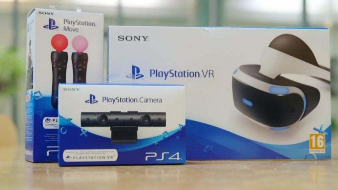 تم وضع صندوق من Sony PS Move وSony PS Camera وSony PS VR على الطاولة