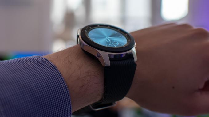Часы Samsung Galaxy Watch уже доступны для предзаказа.
