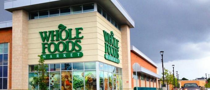 Amazon taglia il prezzo degli articoli Whole Foods nel suo primo giorno ufficiale in carica