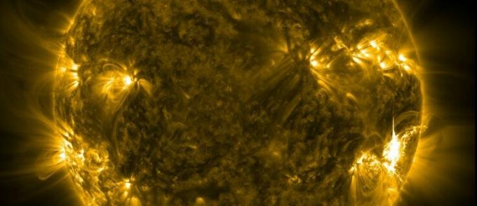 홀리모리! 태양에 세 개의 구멍이 터져 지구를 향해 지자기 폭풍을 돌진하고 있습니다.