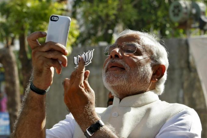 Hinduistický nacionalista Narendra Modi, kandidát na premiéra za hlavnú indickú opozičnú BJP, si robí selfie s mobilný telefón po odovzdaní svojho hlasu vo volebnej miestnosti počas siedmej fázy všeobecných volieb v Indii v r Ahmedabad