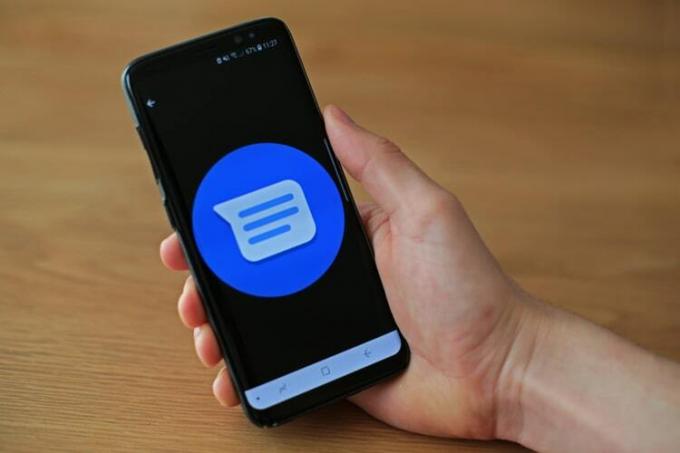Správy Google pre Android teraz prekladajú reakcie iMessage do emodži