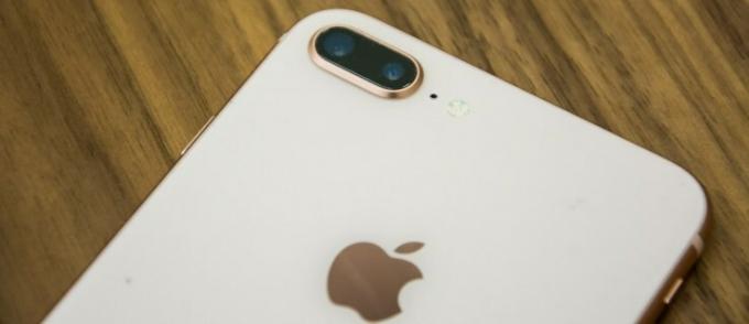 Az Apple lehetővé teszi az akkumulátor lassításának letiltását az iOS frissítésében… de nem javasolja