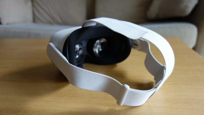 Oculus Quest 2 أبيض اللون محفوظ على طاولة خشبية، المنظر الأمامي الأيسر