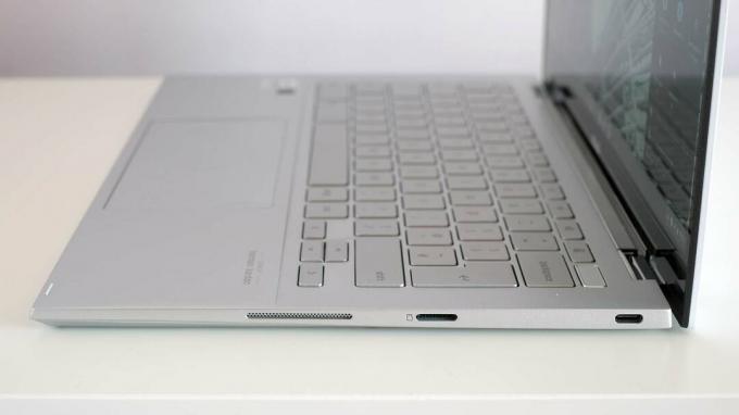 Asus Chromebook Flip C436 منظر للحافة اليمنى لجهاز Asus Chromebook C436 فضي يقف على طاولة