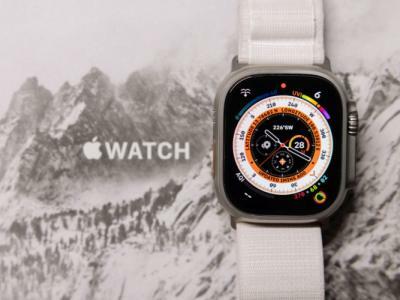 Apple Watch Ultra s bielym remienkom