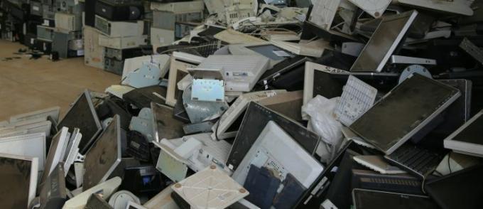 O problema do lixo eletrônico na Terra está ficando ridículo