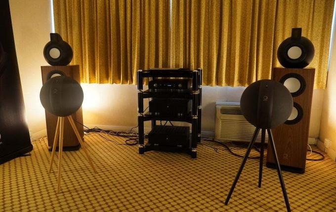 مكبرا صوت دائريان باللون الأسود من نوع Elipson W35 يقفان على حامل في الغرفة