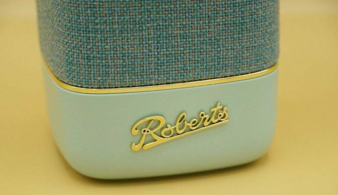 Roberts Beacon 330 صورة مقربة لشعار Roberts على مكبر صوت Bluetooth Roberts Beacon 330