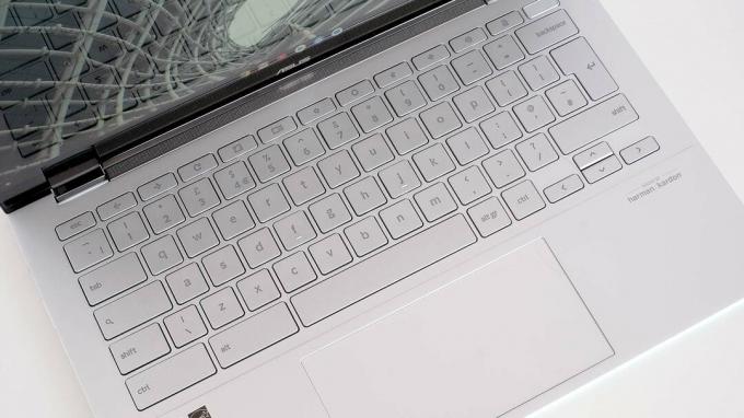 Asus Chromebook Flip C436 عرض من الجزء العلوي لقسم لوحة المفاتيح الفضي لجهاز Asus Chromebook C436 صورة مقربة للوحة اللمس الفضية لجهاز Asus Chromebook C436